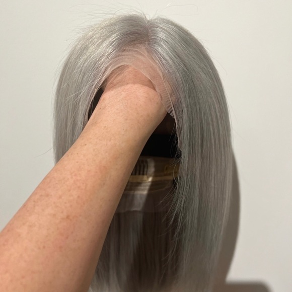 Platinum silver bob wig - Picture 3 of 4